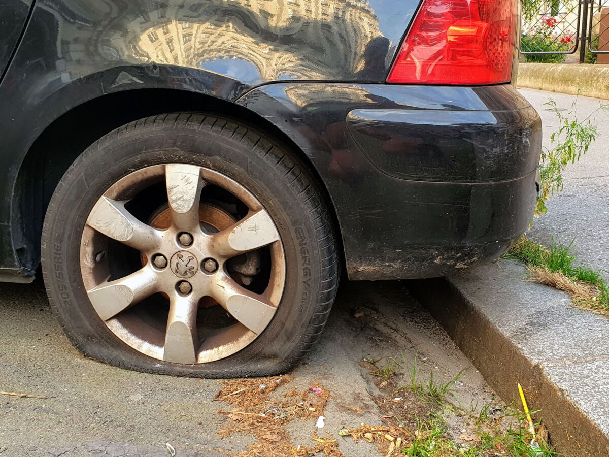 Vacances : attention, l’arnaque au pneu crevé fait son retour sur les routes