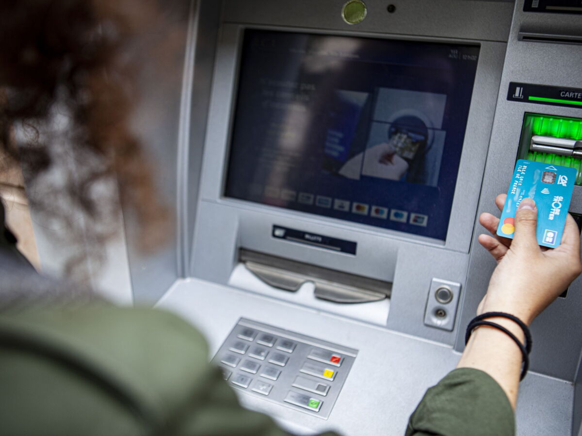 Cinq distributeurs de billets disparaissent chaque jour en France, voici ce qui les remplace