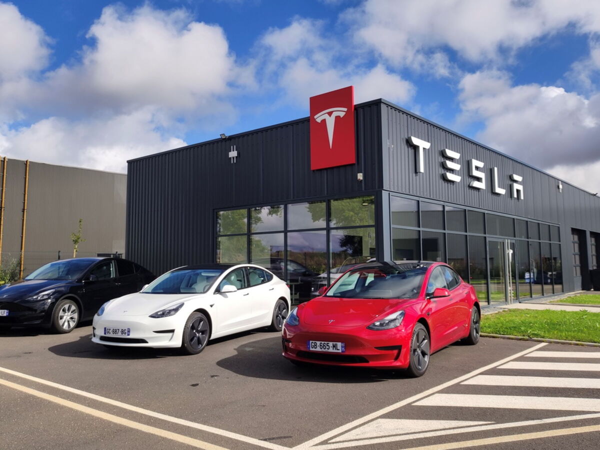 La conduite (quasi) autonome de Tesla autorisée dans cinq pays européens, la France vient de dire non