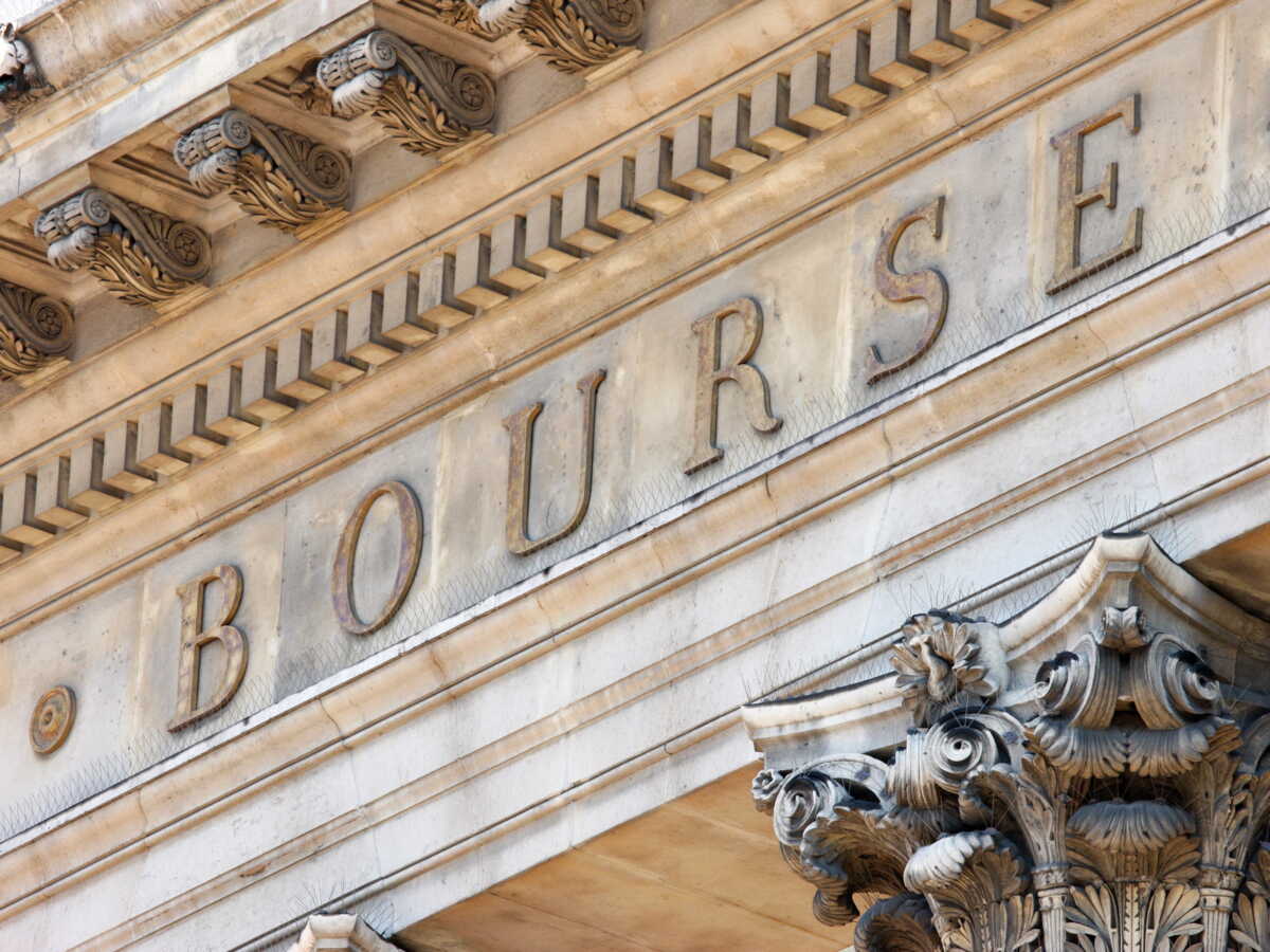 Bourse : comment adapter sa stratégie d'investissement avant les vacances ?