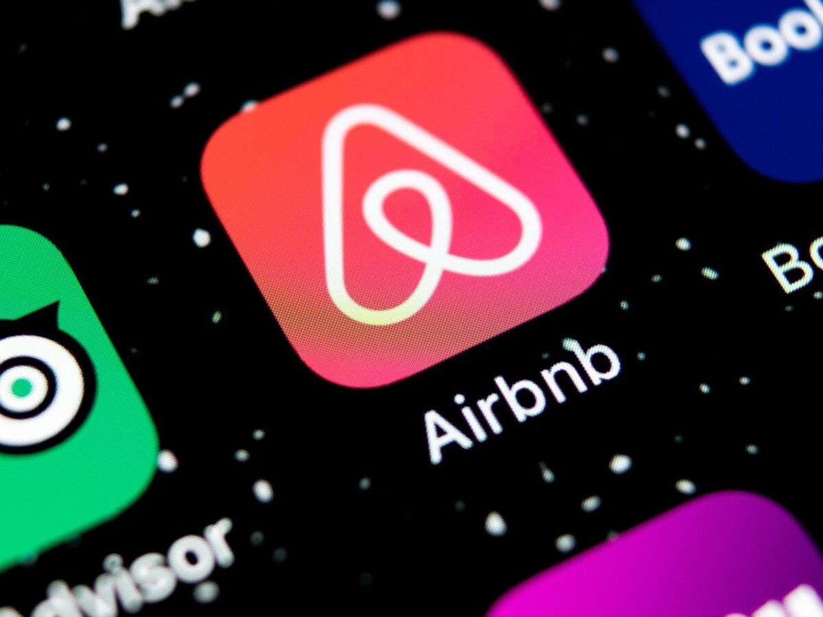 Billets d’avion, hôtels, VTC : 270 000 arnaques recensées en un an, comment les éviter pendant vos vacances ?