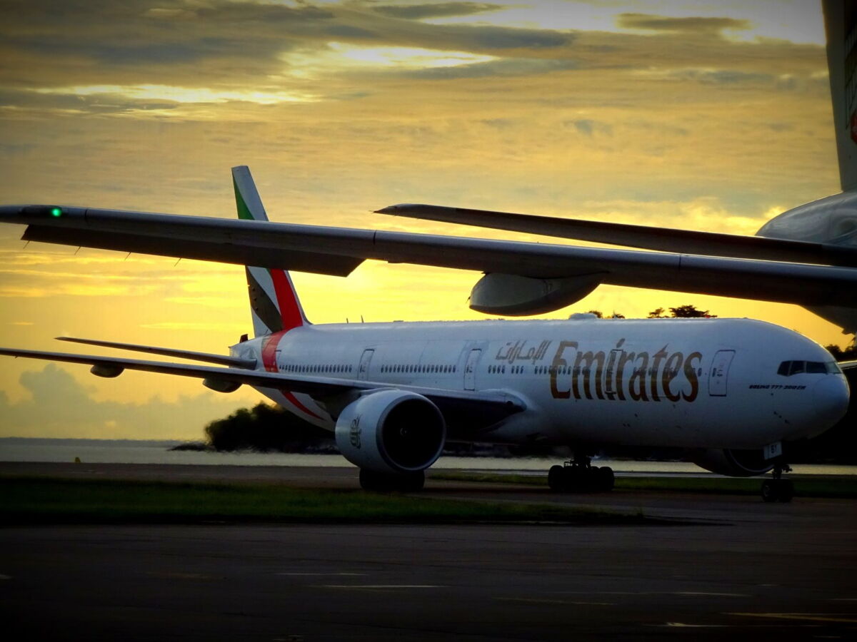Panne, chaleur étouffante, malaises : le calvaire de 373 passagers coincés plus de 10 heures dans un avion Emirates