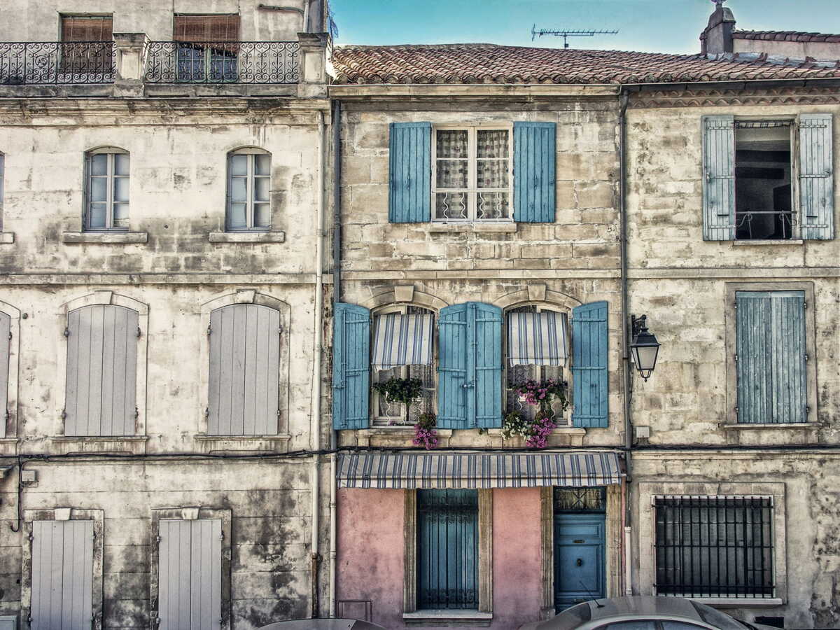 Pour récupérer sa maison, ce propriétaire s'installe en caravane devant chez lui et mène une guerre d'usure à ses locataires