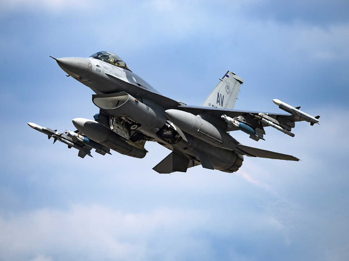 Un avion de chasse F-16 piloté entièrement par une IA : l'essai réussi de l'armée américaine