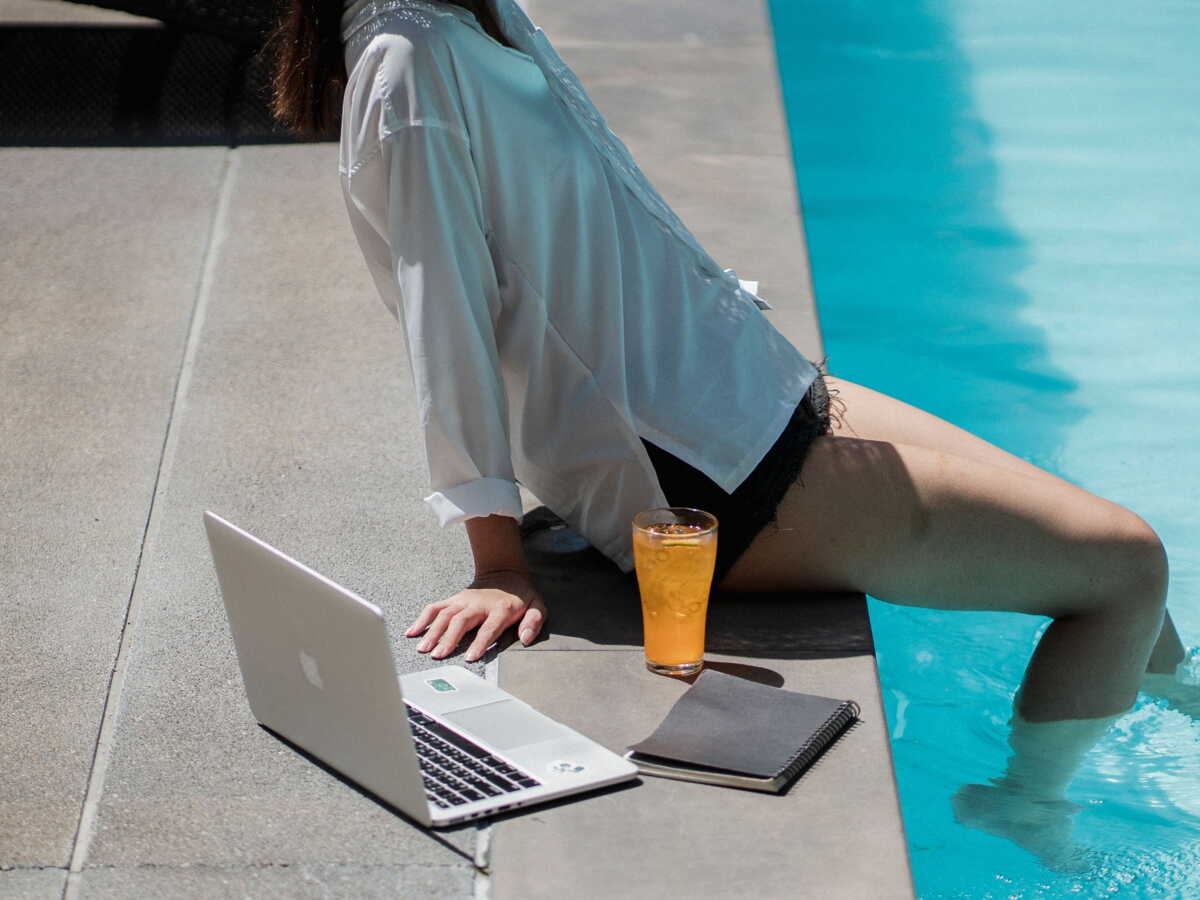 Télétravailler depuis votre lieu de vacances, ce que vous avez le droit de faire (et ce qui peut vous coûter cher)