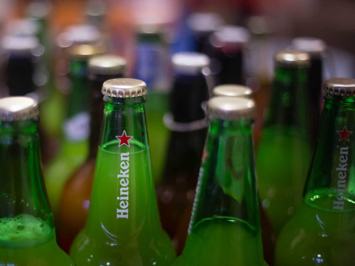 Heineken sabre dans l’emploi et son bénéfice a monté en flèche au premier semestre 2026