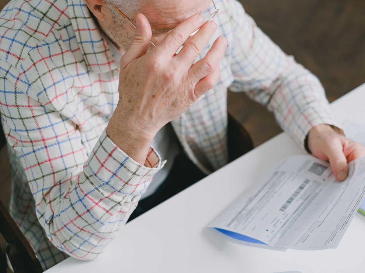 Arnaques : 8 seniors sur 10 sont visés, pourquoi sont-ils une cible privilégiée ?