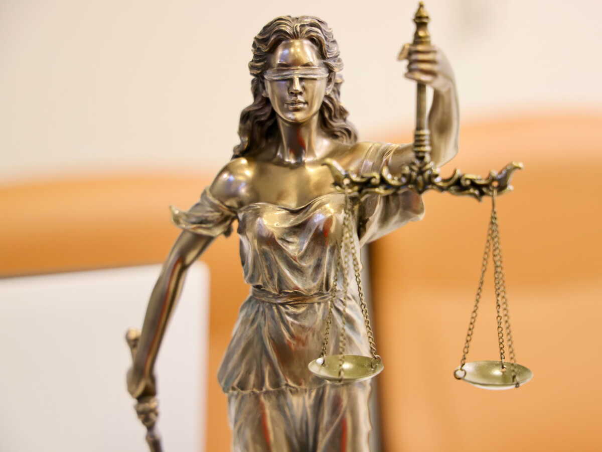 Licencié pour avoir surveillé le compte de son fils au travail, ce banquier obtient 443 000 € en justice... et peut-être plus