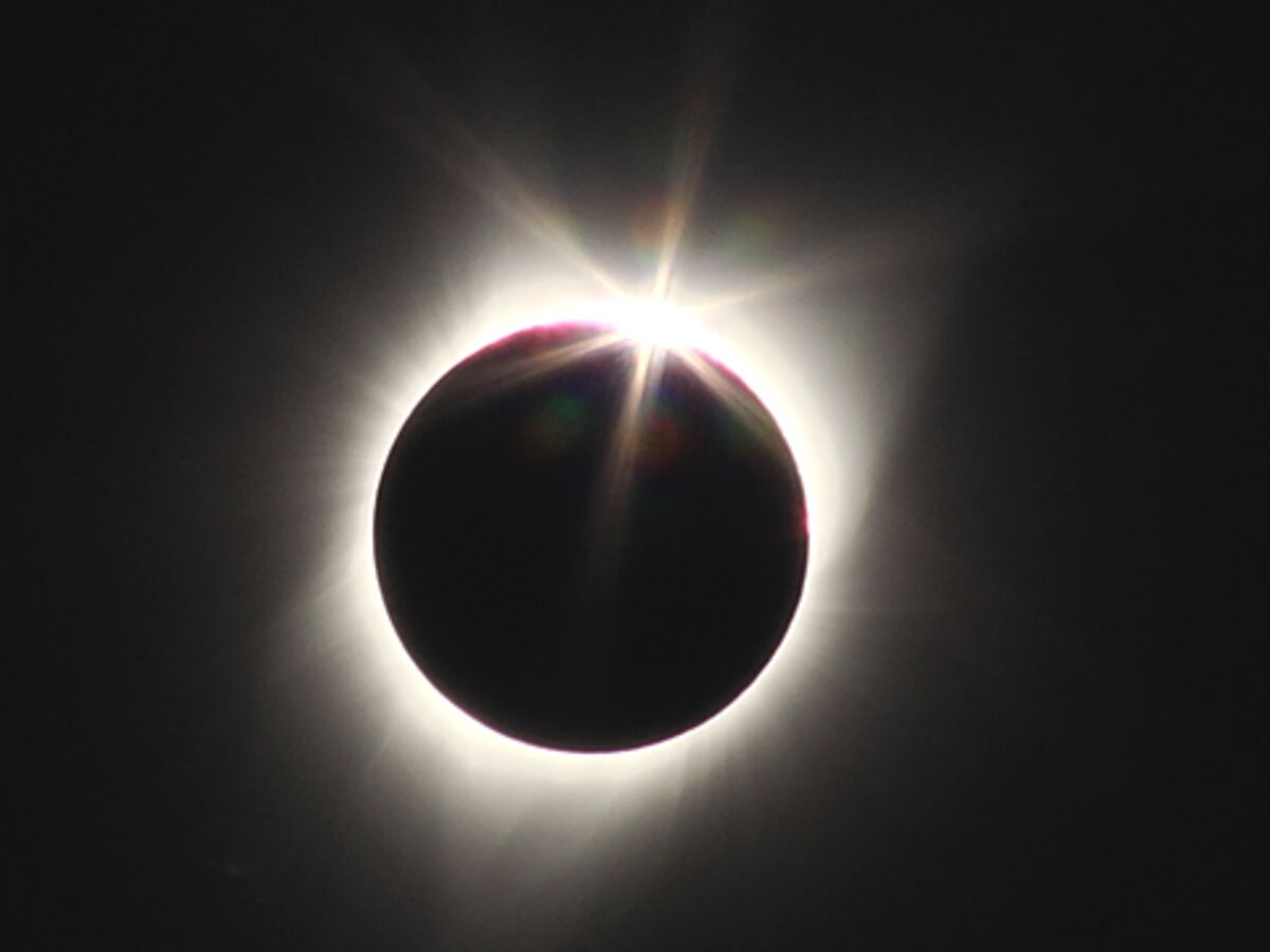 Lunettes, hôtels, vols spéciaux, combien l'éclipse de ce soir rapporte-t-elle à l'économie ?