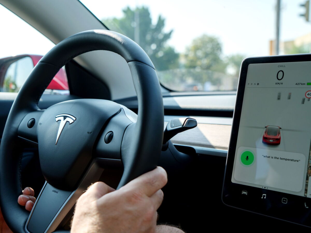 Flashé à 103 km/h, il accuse l'Autopilot de sa Tesla