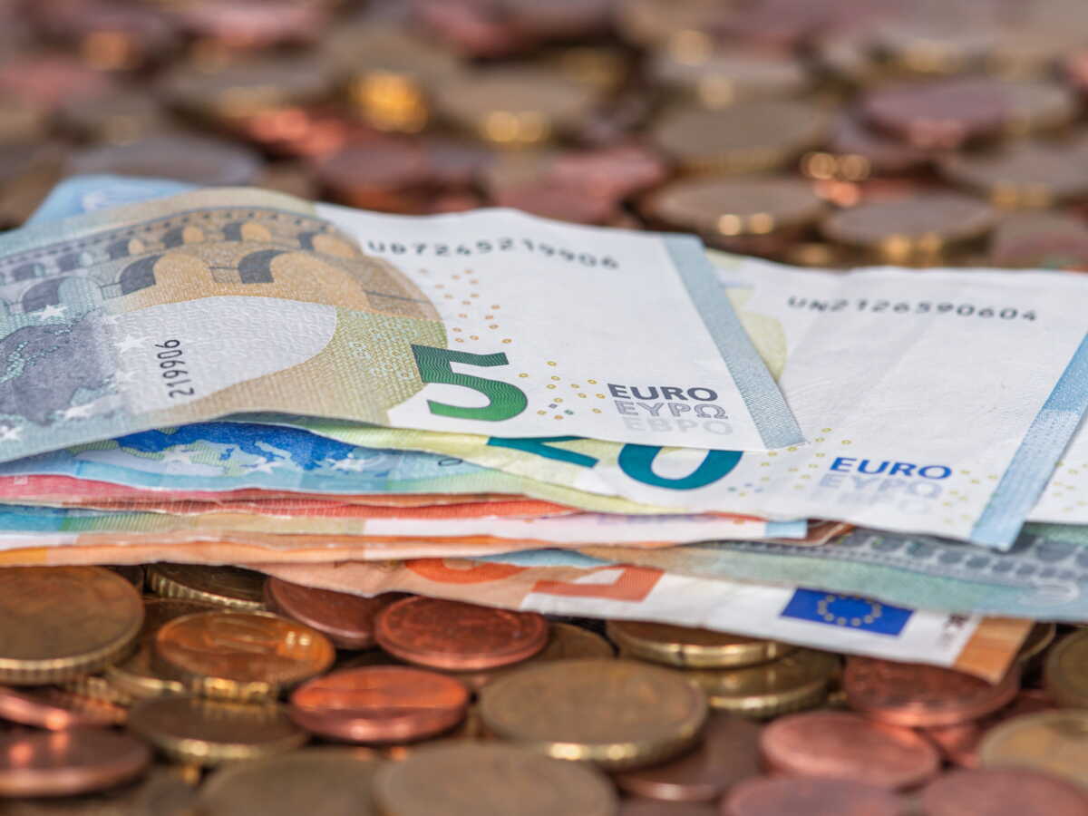Il trouve 800 euros dans un buisson, la police les lui remet un an après