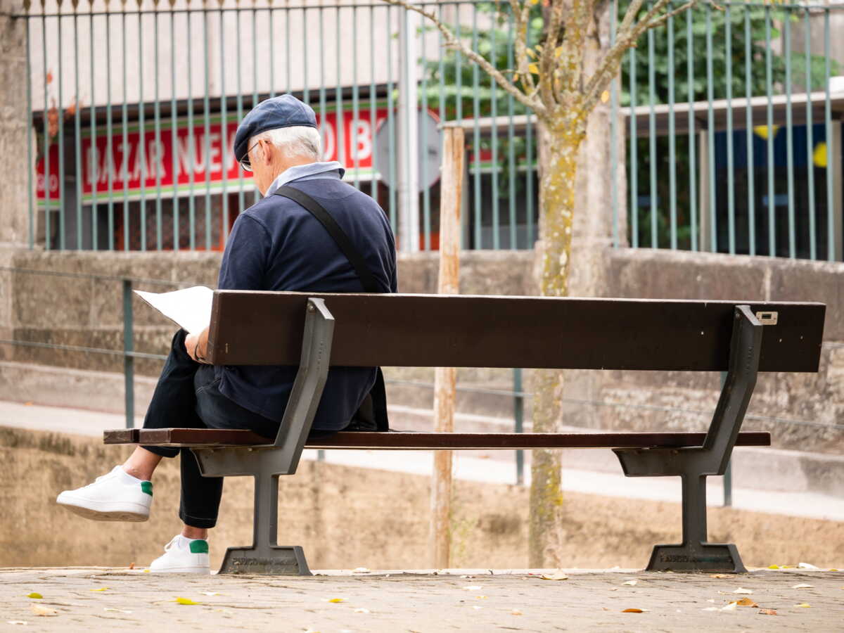 Sa retraite ne suffisait pas à payer son loyer : ce septuagénaire se retrouve expulsé et dort trois semaines sur un banc