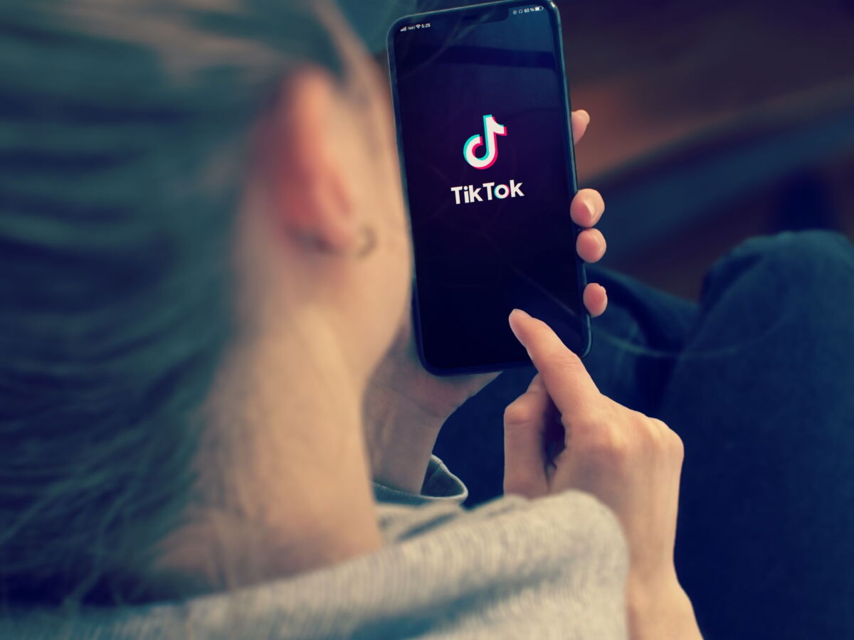 L'interdiction des réseaux sociaux aux moins de 15 ans censurée par le Conseil constitutionnel, la liberté d'expression évoquée