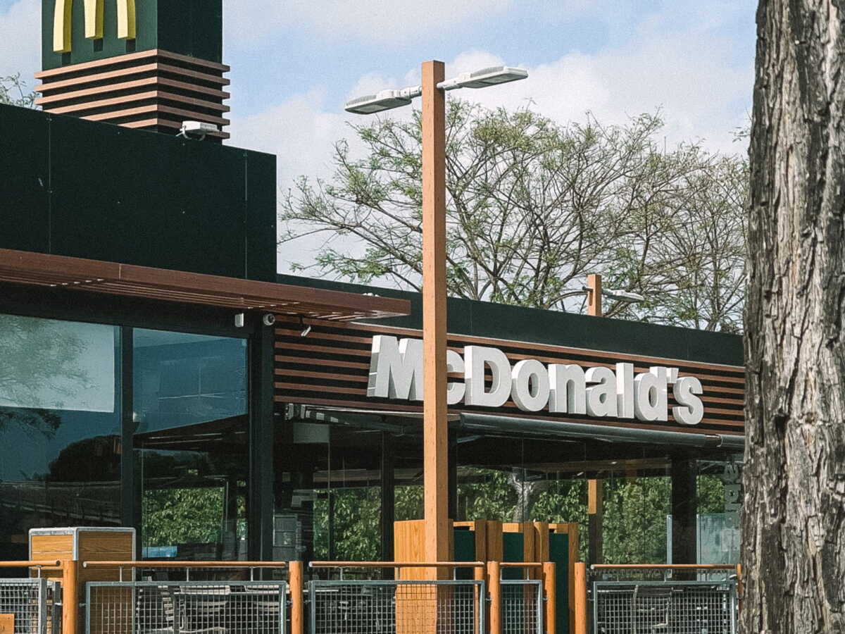 Un McDonald’s s’installe derrière chez elle, sa maison devient invendable