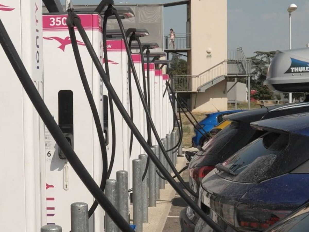Voitures électriques : jusqu’à 20 minutes d’attente aux bornes de recharge lors des grands départs