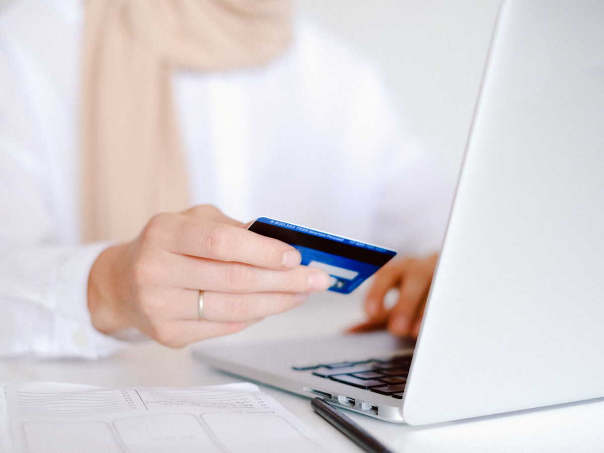 Des escrocs se faisant passer pour des banquiers, qu’est-ce que l’arnaque «au faux coursier bancaire» ?