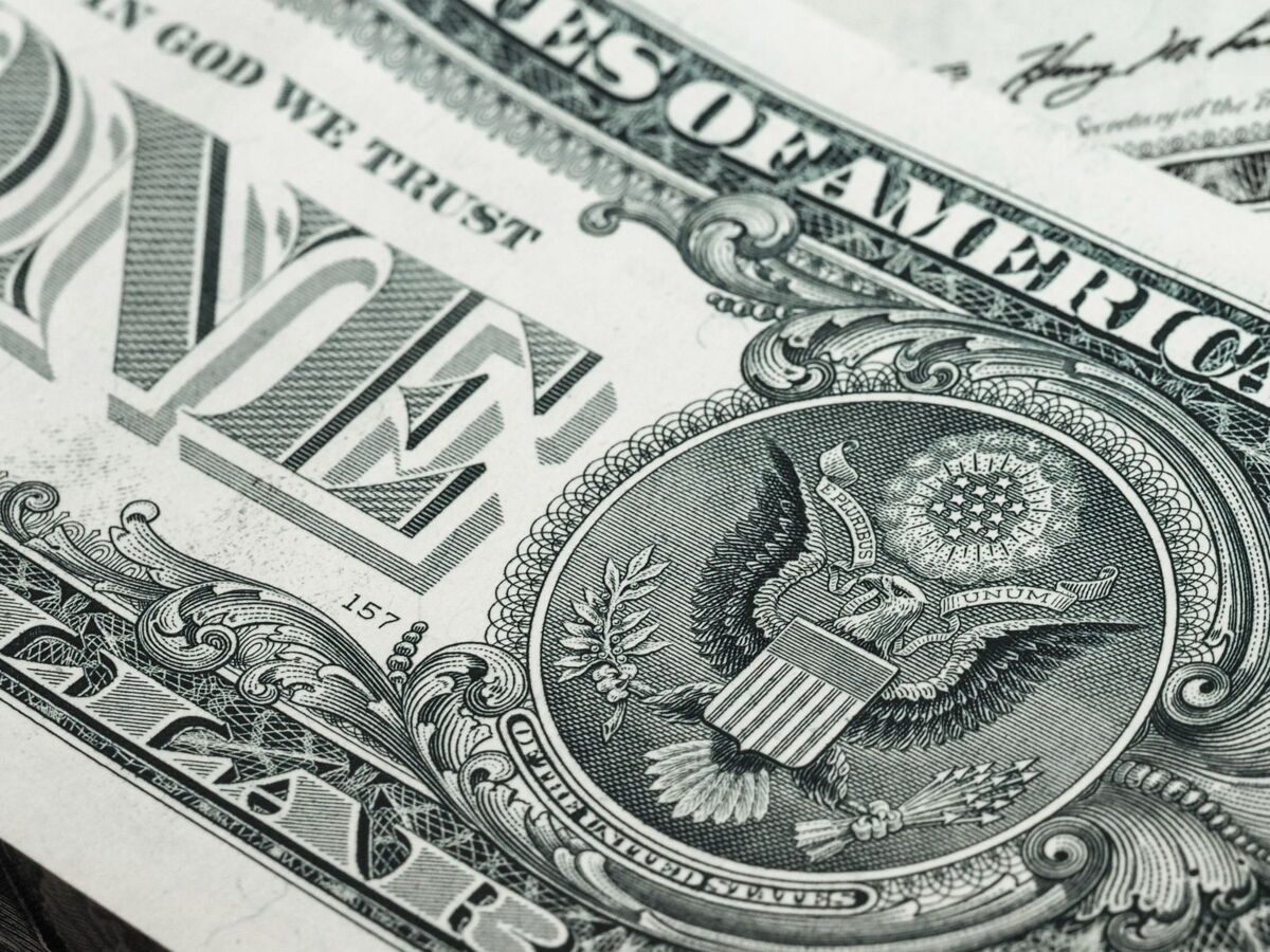 Le dollar chute par rapport à l'euro, le doublement des rachats obligataires par le Trésor américain en cause