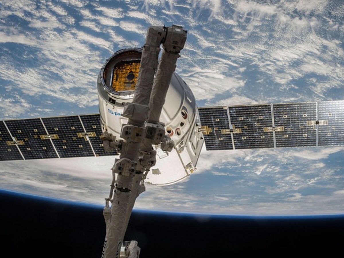SpaceX veut envoyer un million de data centers dans l'espace... et personne ne sait quoi faire de leurs déchets