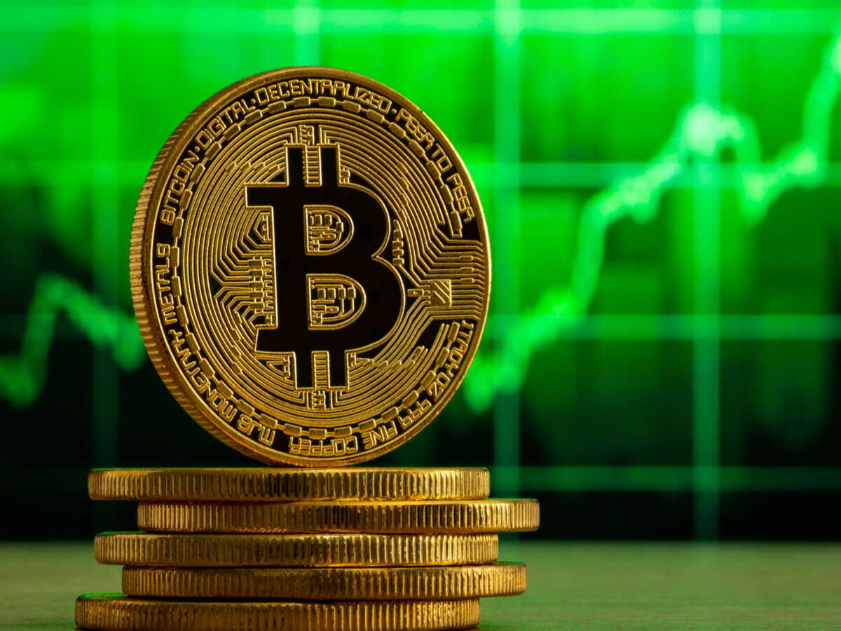 Le Bitcoin retrouve les 80 000 dollars : est-ce le moment d'investir sur la cryptomonnaie ?