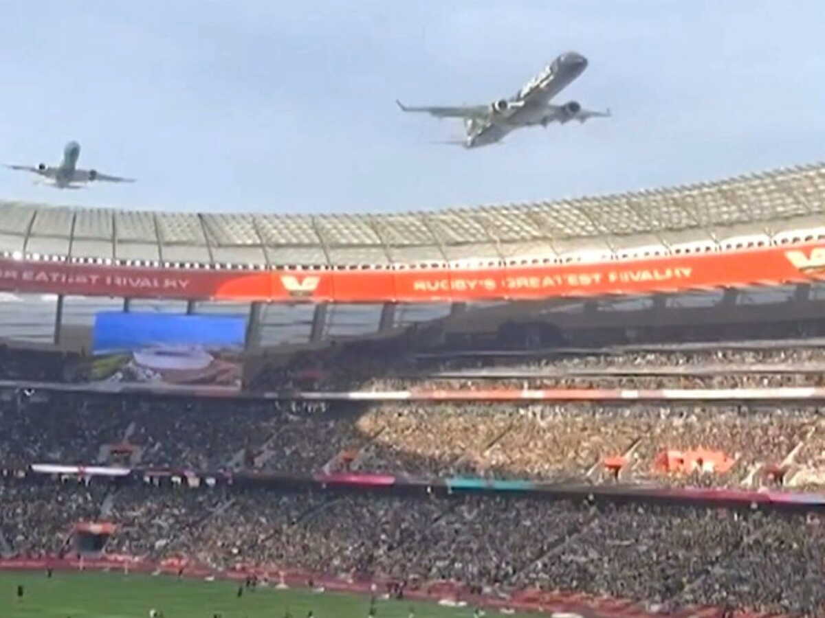 Deux avions de ligne passent à 12 mètres du toit d’un stade, polémique en Afrique du Sud