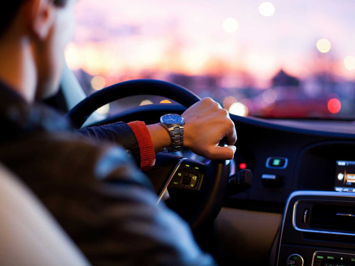 Uber et Wayve déploient leurs premiers robotaxis à Londres, avec un humain pour superviser la conduite