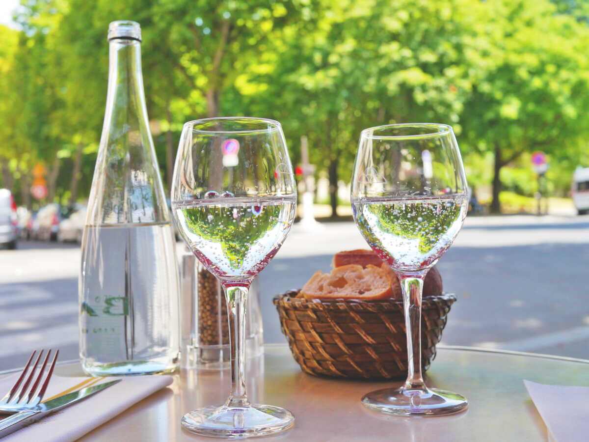 Faut-il faire payer le pain et l'eau à table ? Une idée proposée par certains restaurateurs en France