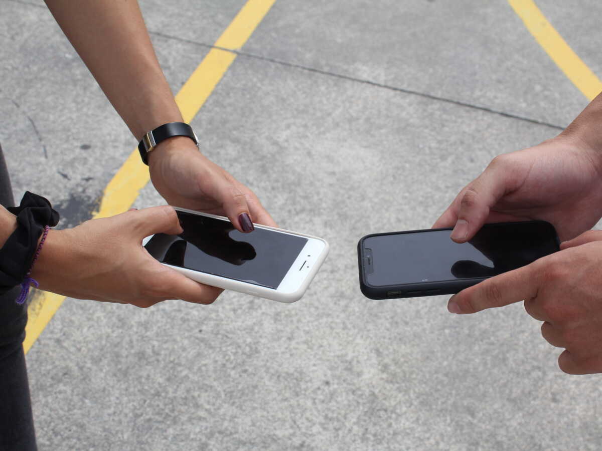 Interdiction des réseaux sociaux aux moins de 15 ans : le gouvernement ne lâche pas et propose une nouvelle version de la loi