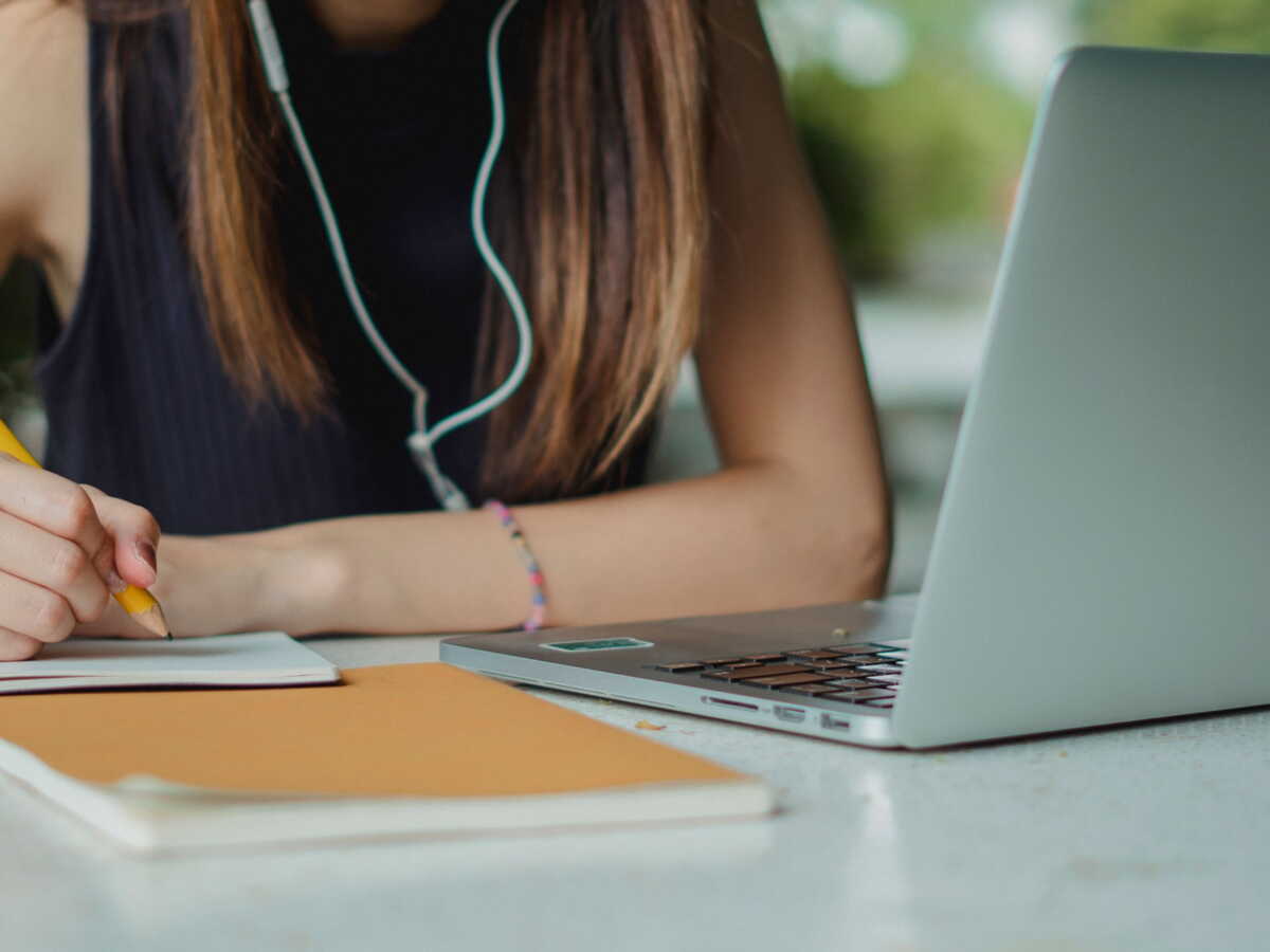 Prêt étudiant : repousser le remboursement après vos études peut vous coûter cher