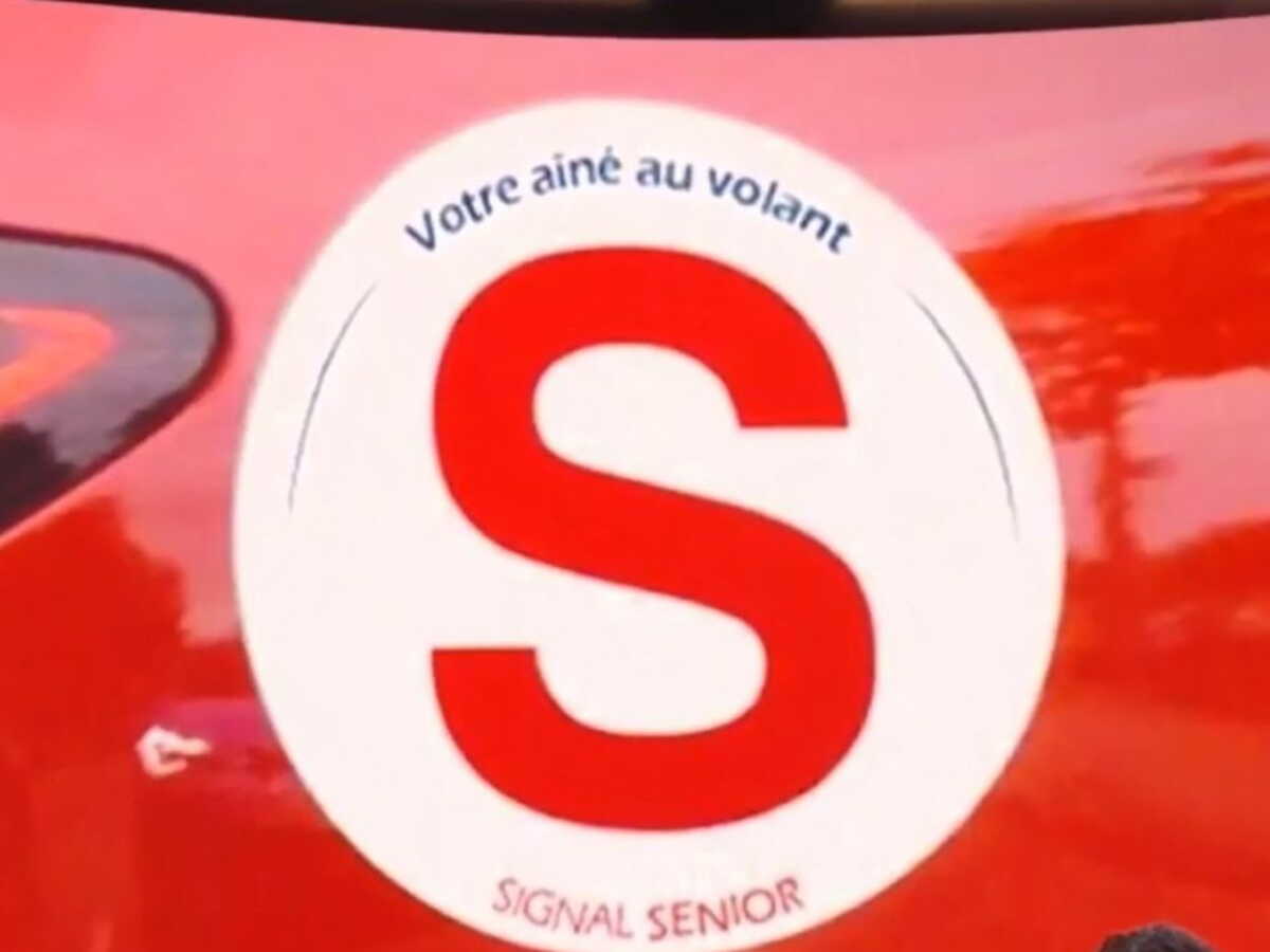 Cet autocollant «S» sur les voitures est-il vraiment obligatoire pour les seniors ?
