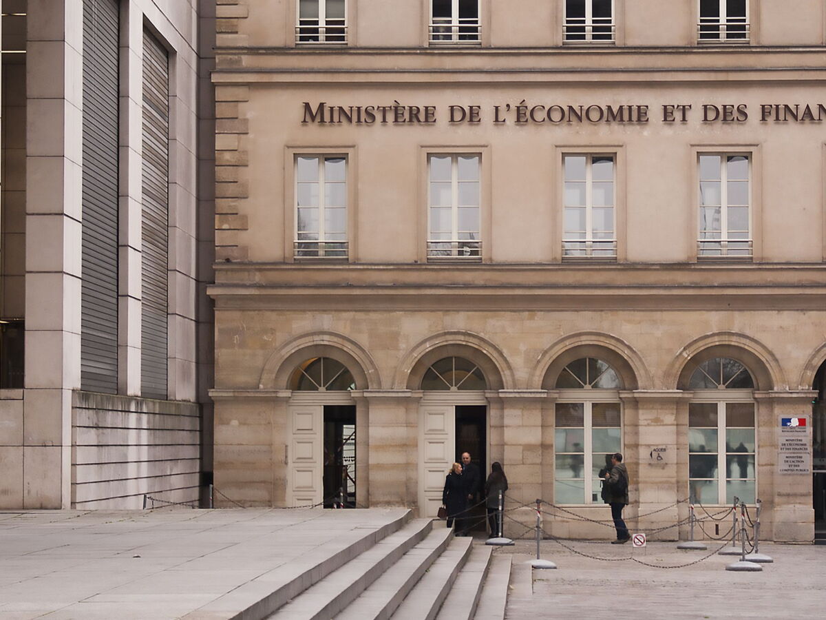 La dette publique de la France va atteindre 121,7 % du PIB en 2027 selon Bercy, un record