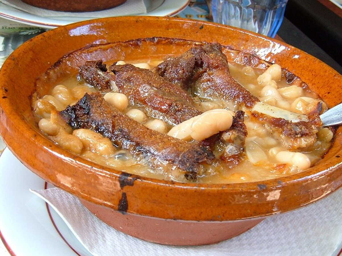 2 700 euros d'amende pour une Française qui oublie de déclarer à l'aéroport... son cassoulet