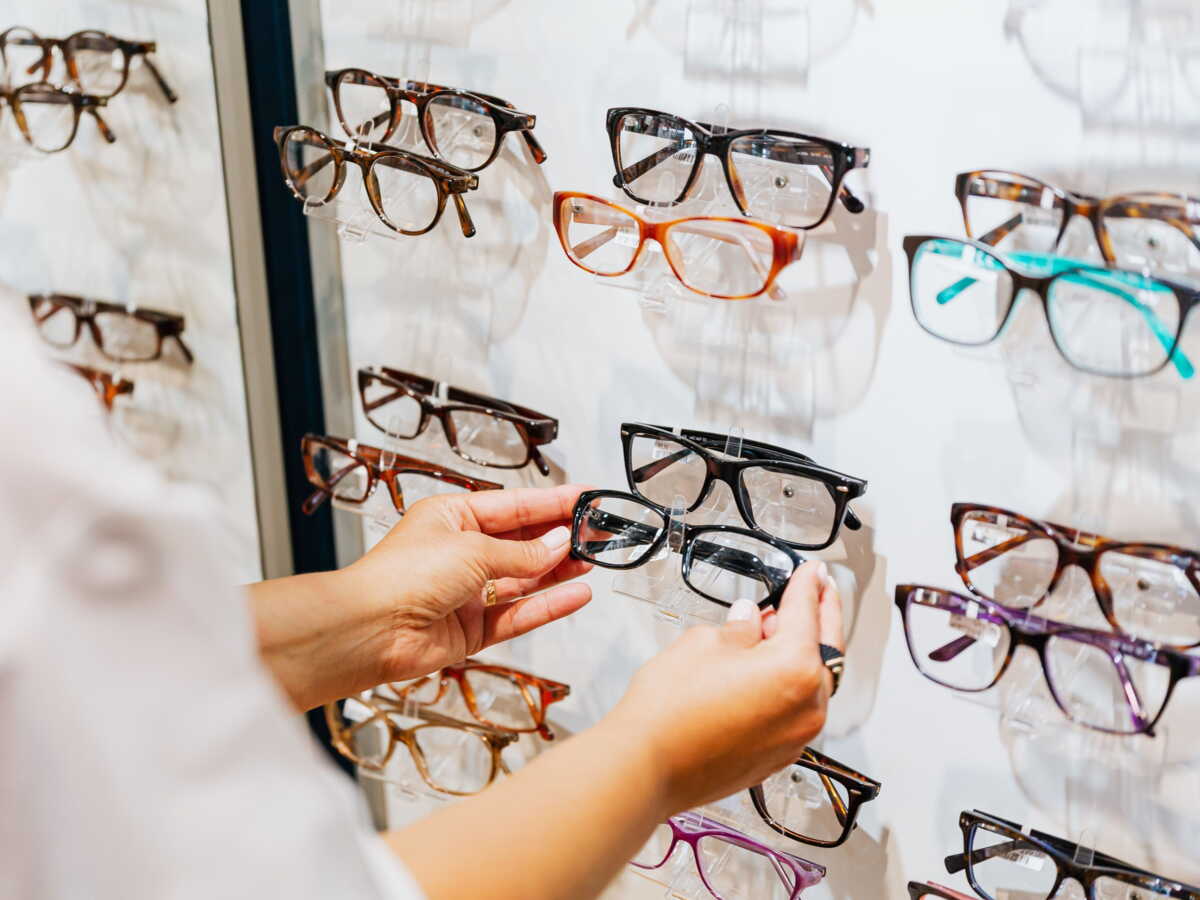 Une escroquerie à 12 millions par an démantelée, 22 personnes travaillant dans le secteur de l’optique devant la justice