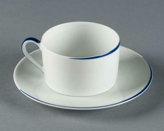 Tasse et sous tasse en porcelaine signée Andrée Putman (vaisselle Air France 1993) 