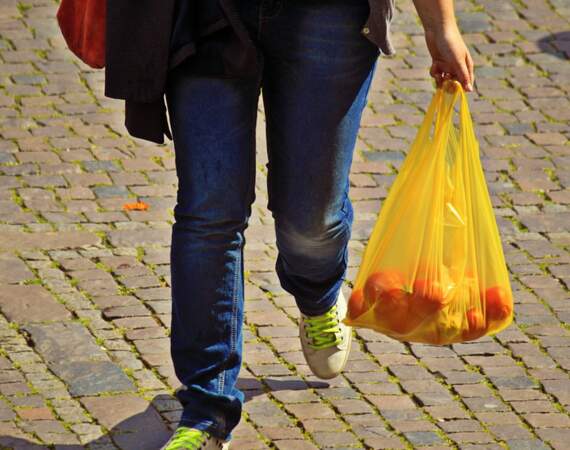 Ramener vos courses dans un sac plastique 