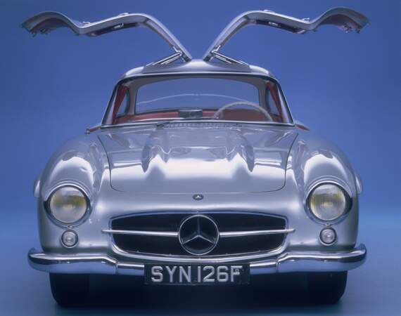 1954 : La Mercedes-Benz 300 SL, version route, était à sa sortie la voiture la plus rapide du monde