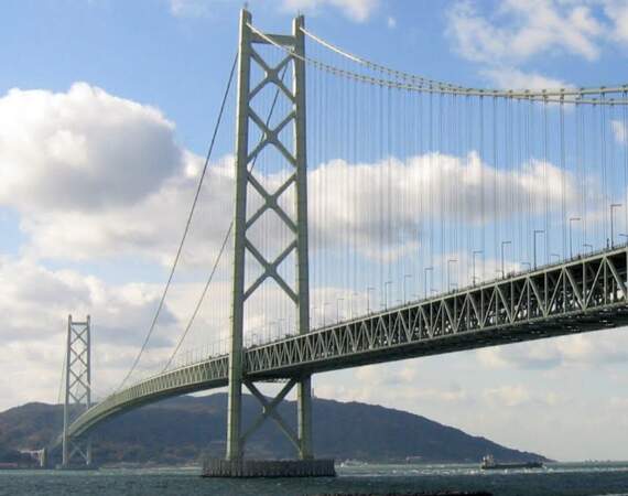 Le pont suspendu Akashi Kaikyo (Japon) : près de 2 km entre deux pylônes