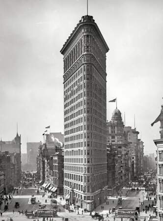 1 an - Flat-Iron Building, New York (1902) : 87 mètres