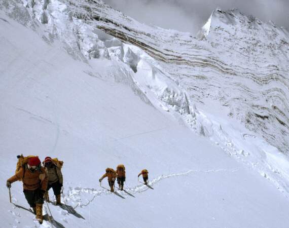 Des membres de l’expédition Everest traversent une face du Lhotse dans l’Himalaya