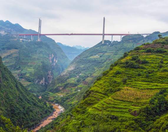 Le pont de Beipanjiang Duge (Chine) : il plane à 565 mètres