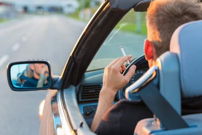 Fumer en conduisant