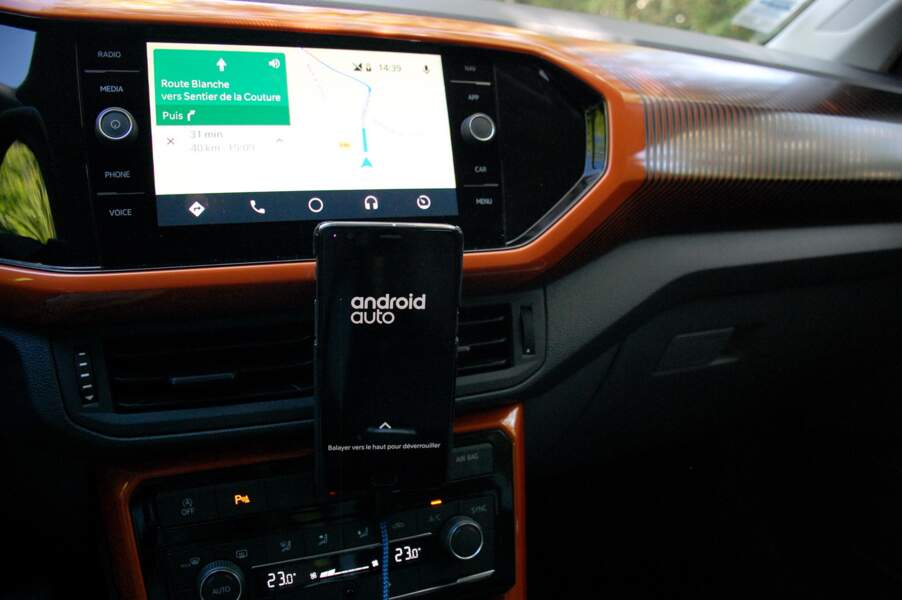 Compatible avec Android Auto et Apple CarPlay