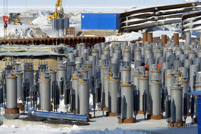 Pour résister au permafrost, l’usine est construite sur des milliers de pilotis