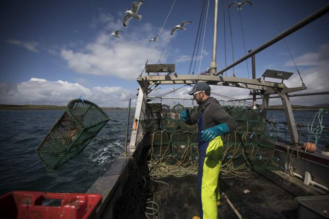 Les pêcheurs qui pêchent dans les eaux britanniques