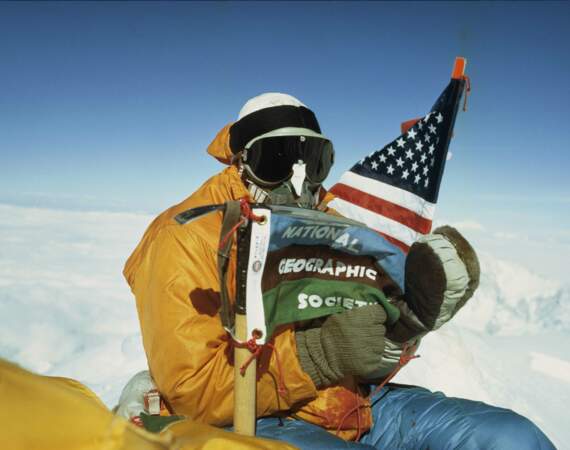 Sommet de l’Everest : Barry Bishop déploie le drapeau de la National Geographic Society