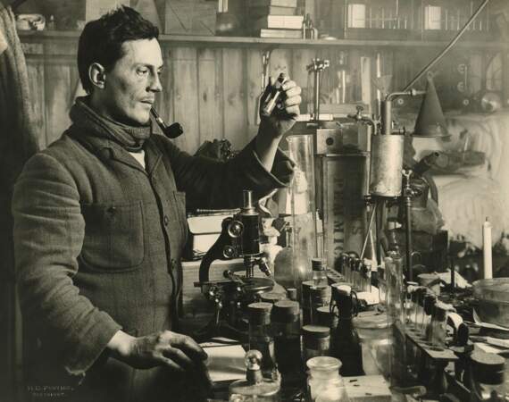 Le docteur Edward Atkinson dans son laboratoire en Antarctique