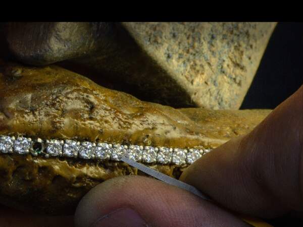 Sertissage de diamants sur un collier en or