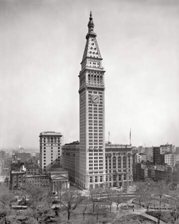 2 ans - Metropolitan Life Tower, New York (1909) : 213 mètres