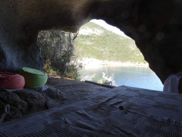 Réveillez-vous dans une grotte en Corse