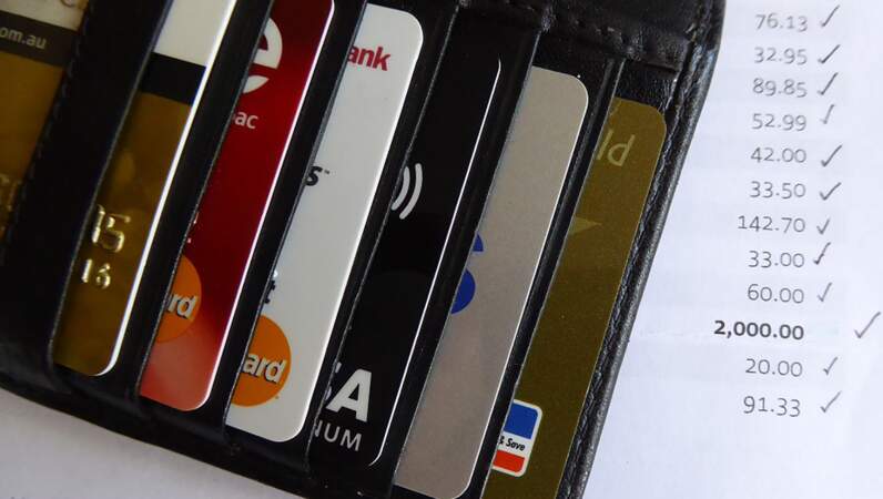 Banques : attention aux frais de compte et aux cartes bancaires !