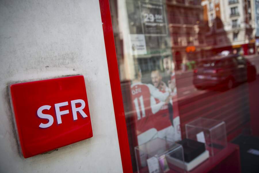 SFR : deux employés de l'opérateur cassent un téléphone en direct